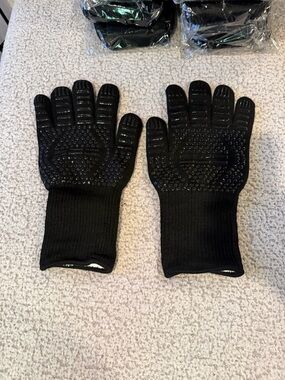 Black Heat-Resistant BBQ Grill Gloves with Non-Slip Dots